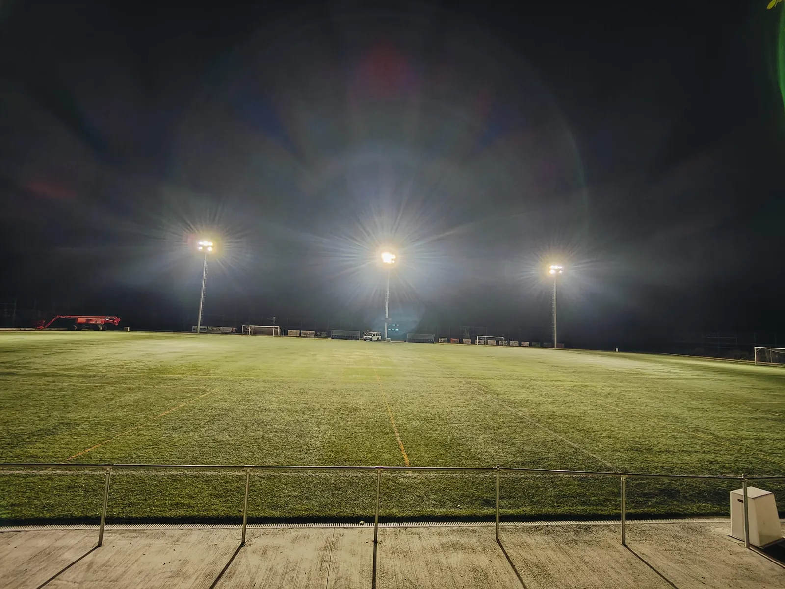 Campo de fútbol de El Catllar iluminado de noche por las nuevas torres