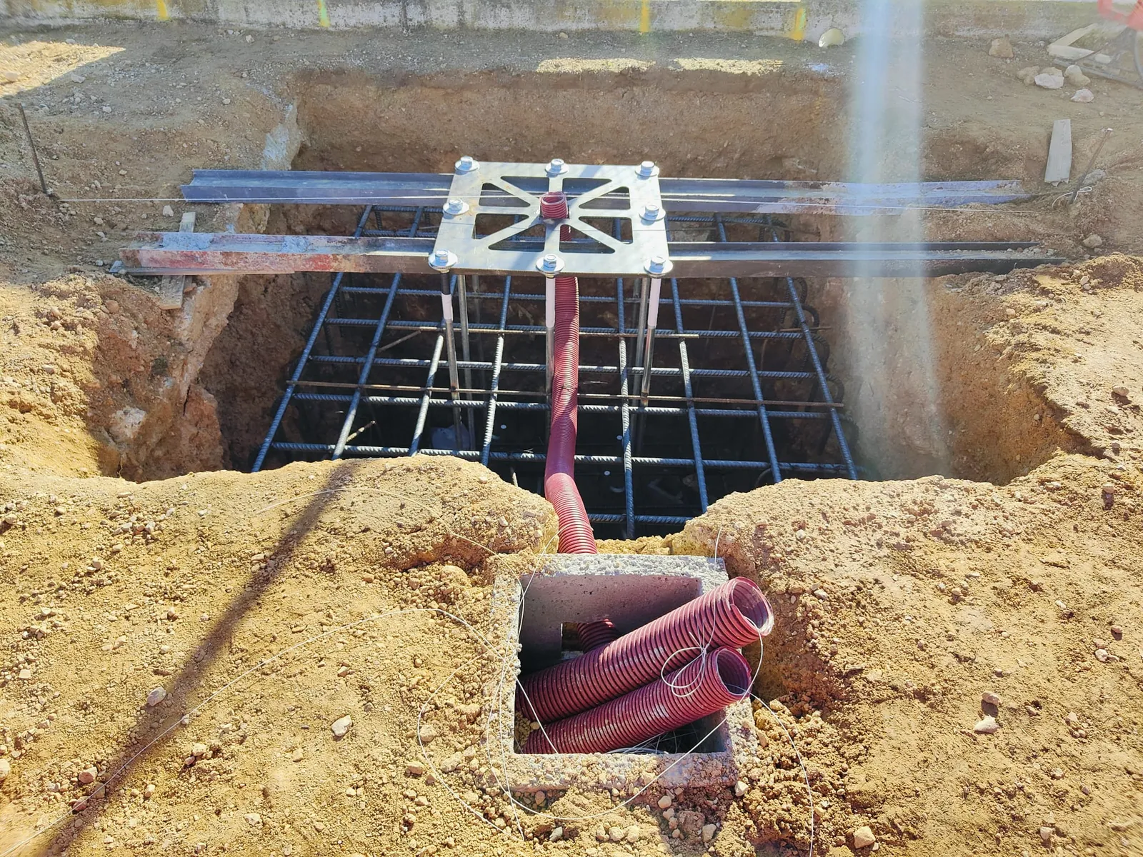 Cimentación de una torre con la armadura, los pernos de anclaje y los tubos de entrada