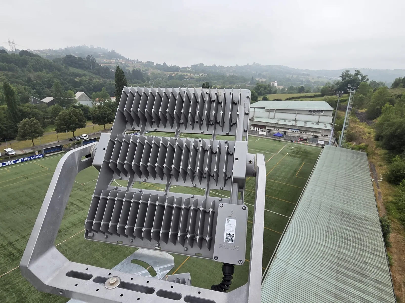 Proyector Philips en la cabeza de la torre, con el campo de Oviedo al fondo