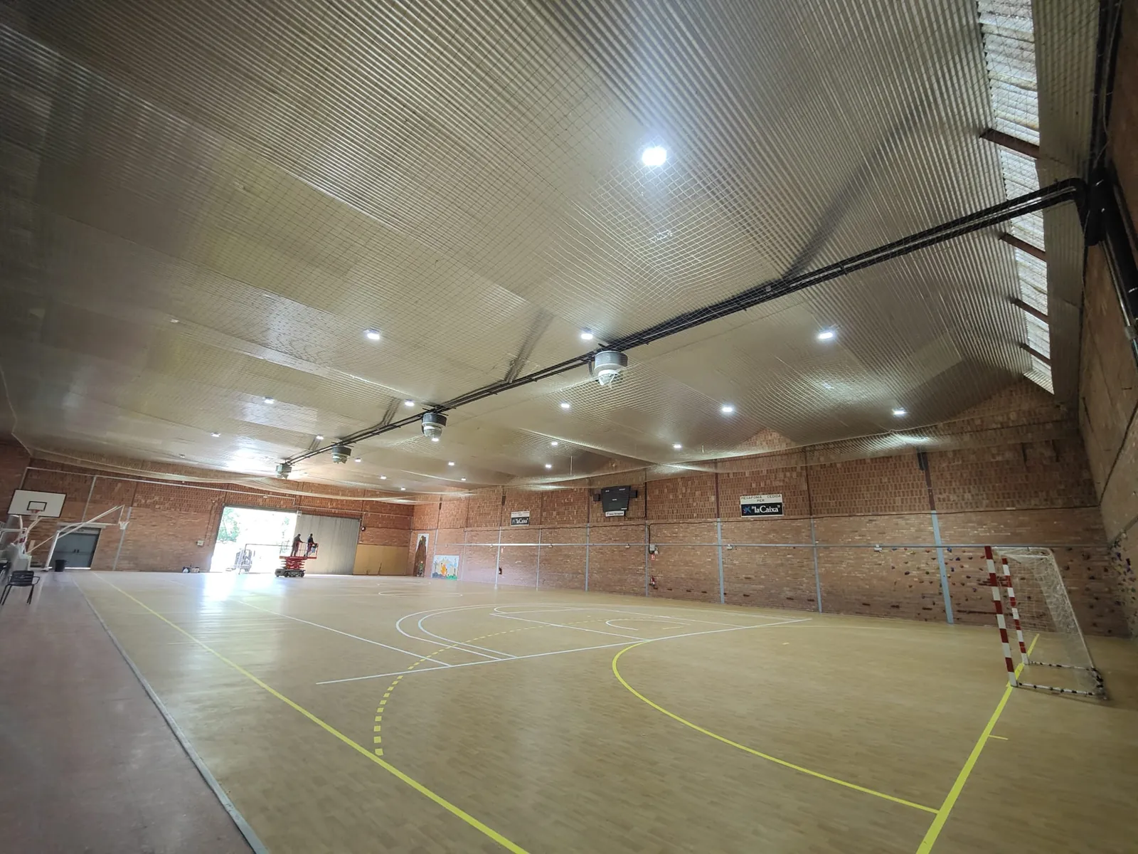 Vista general del pabellón de Falset con la canalización recta a lo largo de la estructura