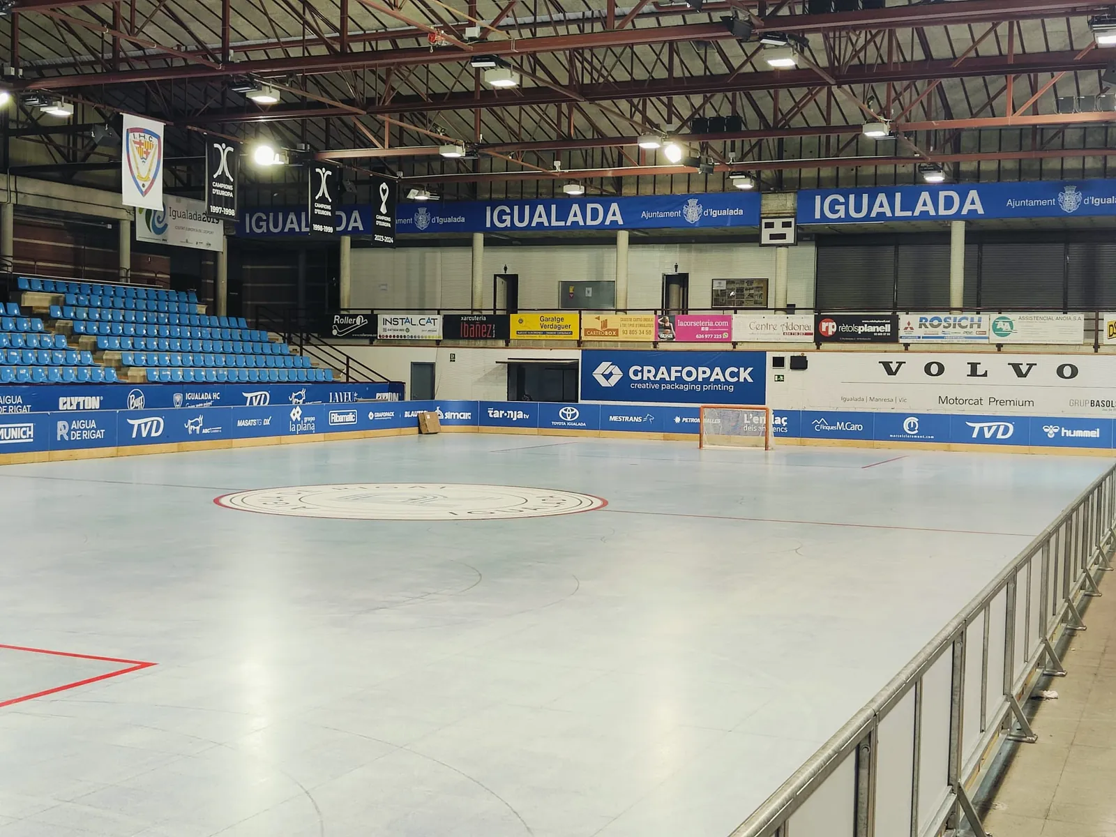 Pista de hockey de Igualada vista desde la portería, con la nueva iluminación encendida