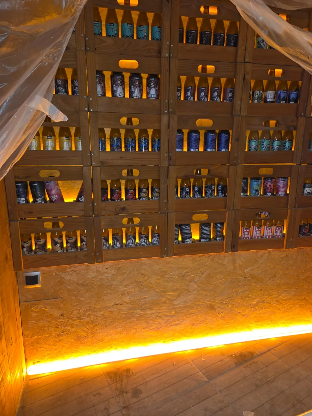 Botellero de cajas de madera retroiluminado y luz LED a ras de suelo