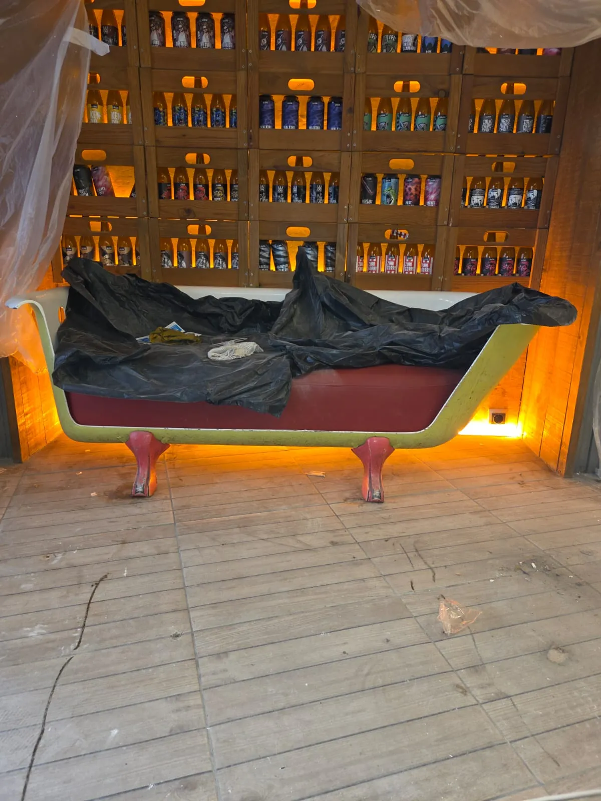 Asiento con luz LED por debajo, delante del botellero iluminado